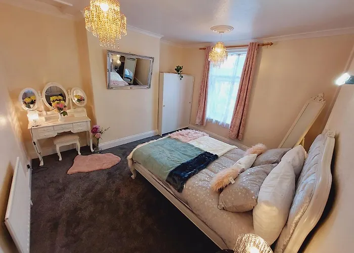 Elegant And Central Two Bedrooms House