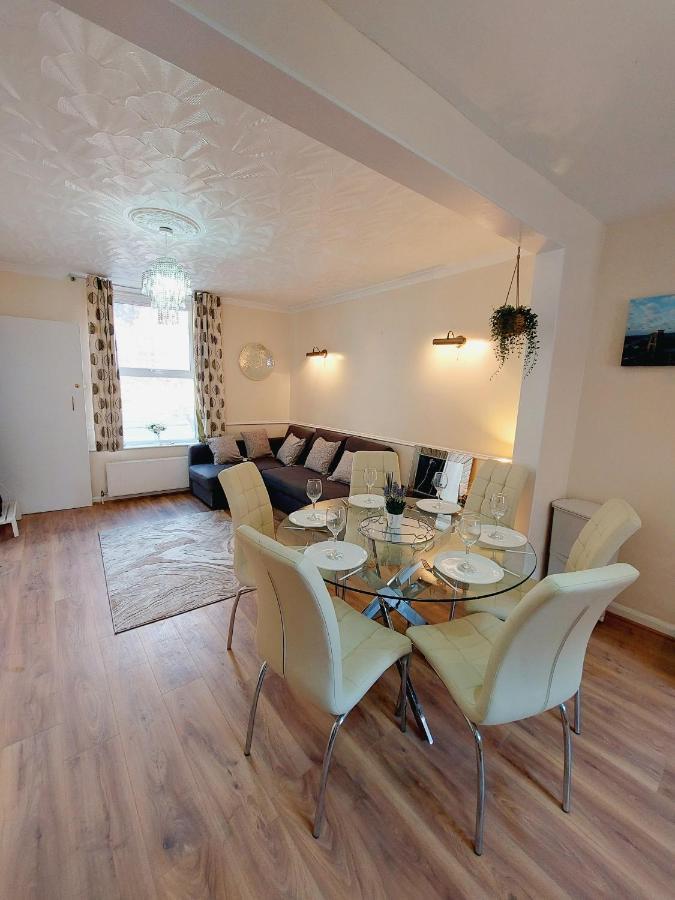 Apartment Elegant And Two Bedrooms House