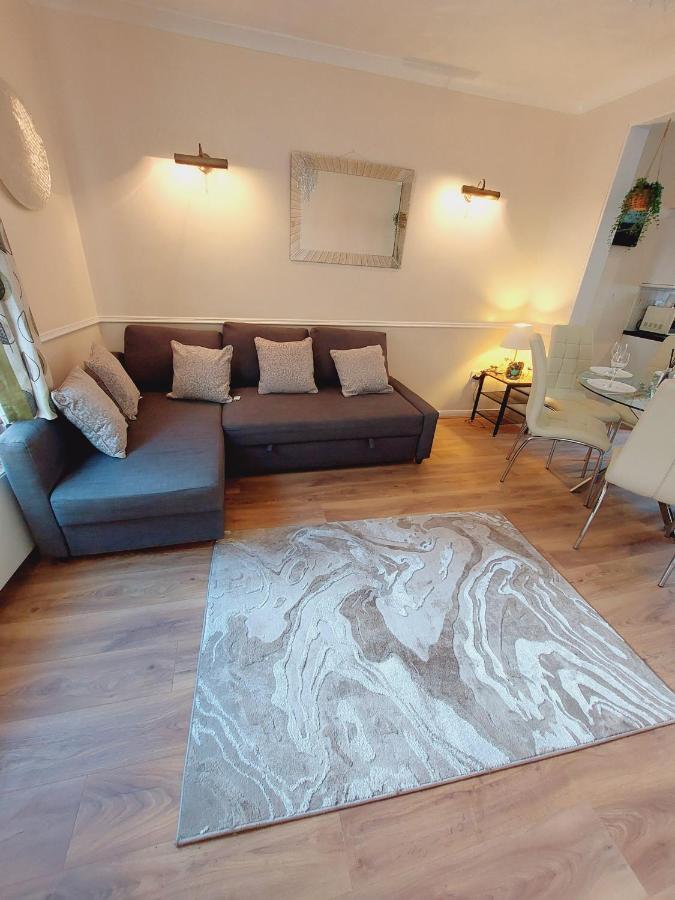 Apartment Elegant And Two Bedrooms House